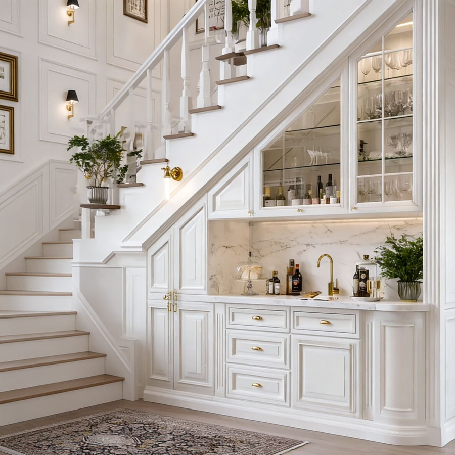 Haussmann – meuble sous escalier classique à moulures